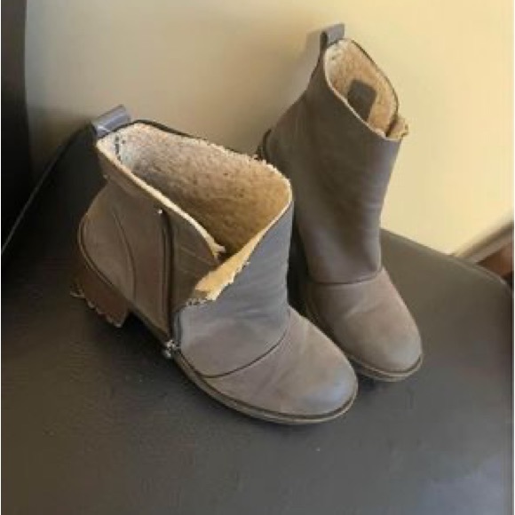 Blowfish chunky faux leather grey fleece lined booties. - Picture 3 of 3